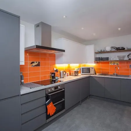 Higgihaus #3b 2-3 Bed Small Groups Hip Location Sleeps 4-8 Bristol