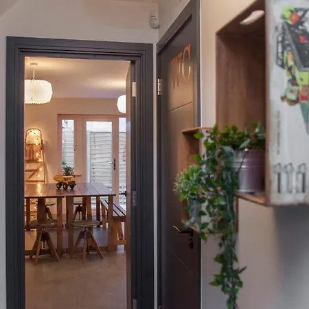 Higgihaus #3b 2-3 Bed Small Groups Hip Location Sleeps 4-8
