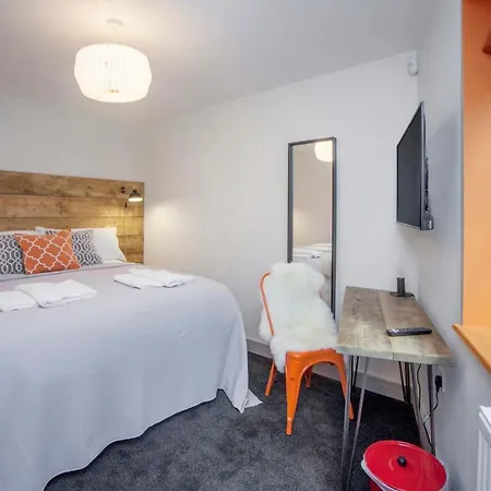 Higgihaus #3b 2-3 Bed Small Groups Hip Location Sleeps 4-8 *