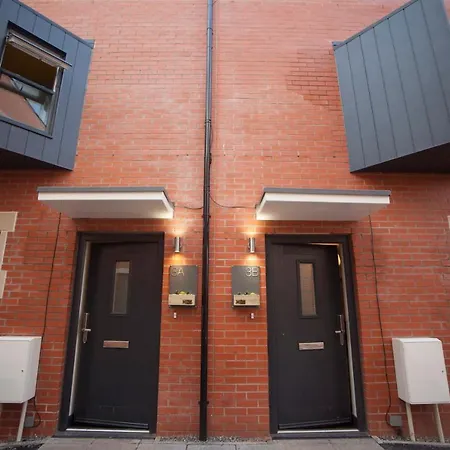 Higgihaus #3b 2-3 Bed Small Groups Hip Location Sleeps 4-8 Bristol