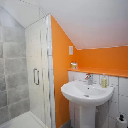 Semesterbostad Higgihaus #3b 2-3 Bed Small Groups Hip Location Sleeps 4-8 Bristol