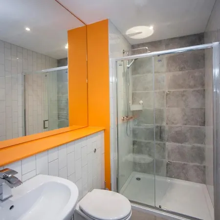 Higgihaus #3b 2-3 Bed Small Groups Hip Location Sleeps 4-8 Bristol