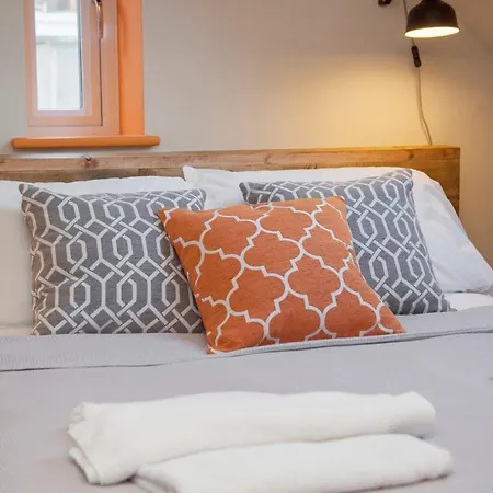 Higgihaus #3b 2-3 Bed Small Groups Hip Location Sleeps 4-8 Bristol