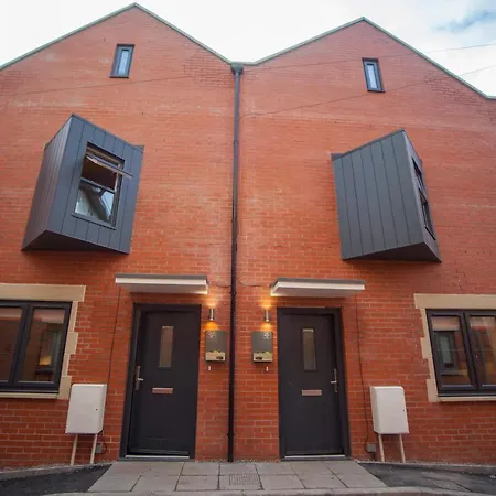 Higgihaus #3b 2-3 Bed Small Groups Hip Location Sleeps 4-8 Bristol