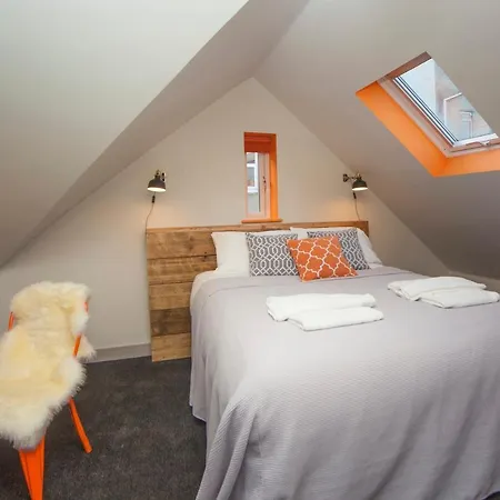 Higgihaus #3b 2-3 Bed Small Groups Hip Location Sleeps 4-8 Bristol